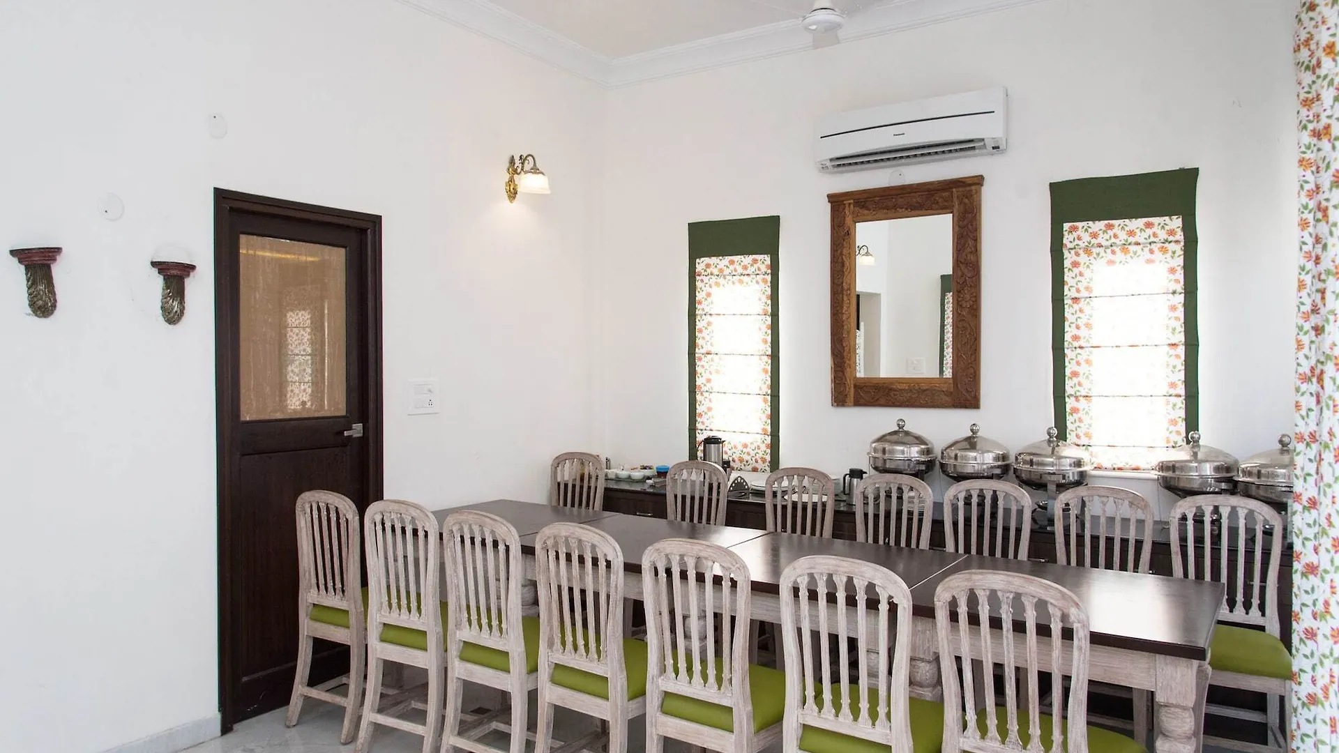 Oyo 13793 Villa Sagat Raaso contacts